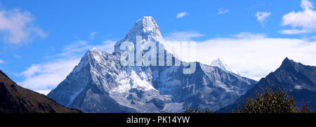 Überraschenden Schuß der wunderbare Blick auf die Ama Dablam Berg auf dem Weg zum Everest Base Camp fallenden Schnee, iconic Gipfel des Everest Trekking roout Stockfoto