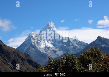 Überraschenden Schuß der wunderbare Blick auf die Ama Dablam Berg auf dem Weg zum Everest Base Camp fallenden Schnee, iconic Gipfel des Everest Trekking roout Stockfoto