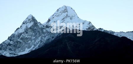 Überraschenden Schuß der wunderbare Blick auf die Ama Dablam Berg auf dem Weg zum Everest Base Camp fallenden Schnee, iconic Gipfel des Everest Trekking roout Stockfoto