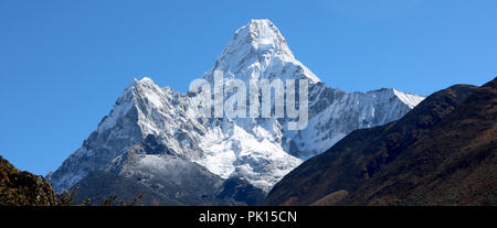 Überraschenden Schuß der wunderbare Blick auf die Ama Dablam Berg auf dem Weg zum Everest Base Camp fallenden Schnee, iconic Gipfel des Everest Trekking roout Stockfoto