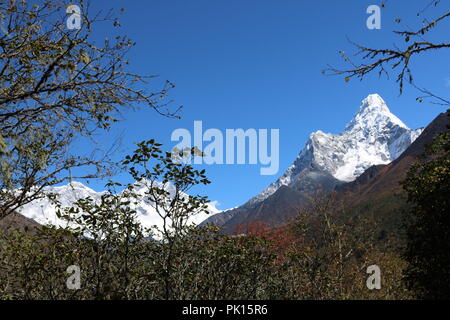 Überraschenden Schuß der wunderbare Blick auf die Ama Dablam Mountain Peak auf dem Weg base camp bedeckt mit Schnee zu Everest Stockfoto
