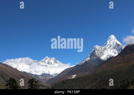 Überraschenden Schuß der wunderbare Blick auf die Ama Dablam Berg auf dem Weg zum Everest Base Camp fallenden Schnee, iconic Gipfel des Everest Trekking roout Stockfoto
