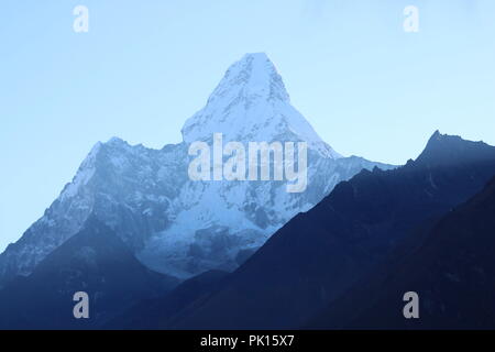 Überraschenden Schuß der wunderbare Blick auf die Ama Dablam Mountain Peak auf dem Weg base camp bedeckt mit Schnee zu Everest Stockfoto