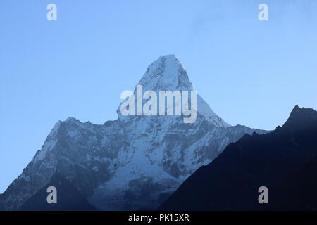 Überraschenden Schuß der wunderbare Blick auf die Ama Dablam Berg auf dem Weg zum Everest Base Camp fallenden Schnee, iconic Gipfel des Everest Trekking roout Stockfoto