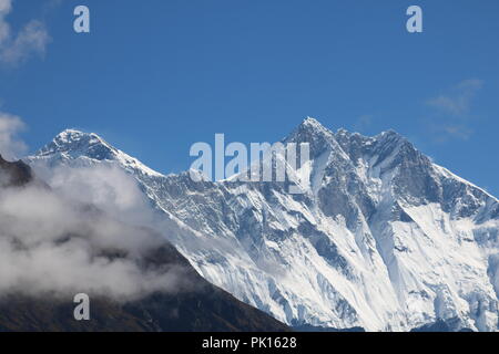 Überraschenden Schuß der wunderbare Blick auf die Ama Dablam Mountain Peak auf dem Weg base camp bedeckt mit Schnee zu Everest Stockfoto
