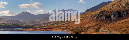 Panoramablick auf Llyn Mymbyr See und Snowdon Berg mit Schnee im Winter, Snowdonia, North Wales Stockfoto