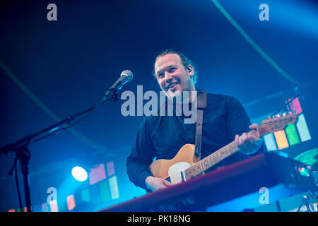 Norwegen, Bergen - Juni 15., 2018. Sänger und Songwriter Lloyd Llewellyn führt ein Live Konzert während der norwegischen Musik Festival Bergenfest 2018 in Bergen. (Foto: Gonzales Foto - Jarle H. Moe). Stockfoto