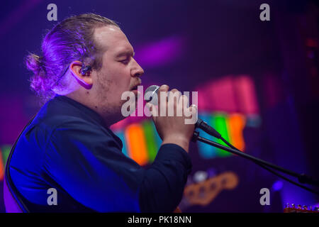 Norwegen, Bergen - Juni 15., 2018. Sänger und Songwriter Lloyd Llewellyn führt ein Live Konzert während der norwegischen Musik Festival Bergenfest 2018 in Bergen. (Foto: Gonzales Foto - Jarle H. Moe). Stockfoto