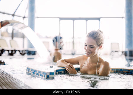 Porträt der schönen Frau Entspannen im Schwimmbad Stockfoto