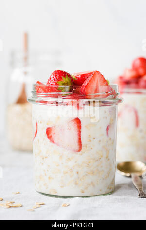 Über Nacht Hafer mit Erdbeeren in einem jar. Gesunde Ernährung Frühstück, gesunde Ernährung, modernen trendigen Lifestyle Konzept Stockfoto