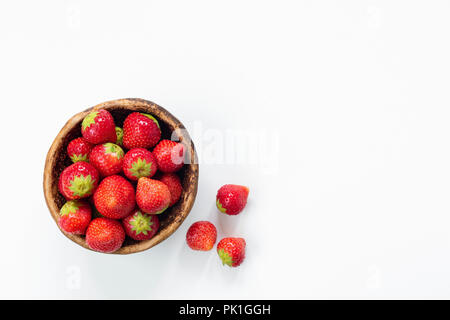 Erdbeeren in der Schüssel auf weißem Hintergrund mit Kopie Platz für Text. Frische leckere Erdbeeren. Horizontale Stockfoto