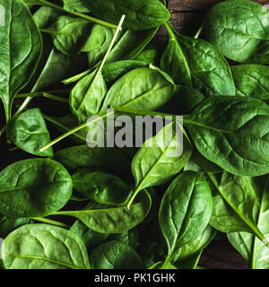 Baby Spinat Blatt als Hintergrund. Leuchtende grüne Farbe Stockfoto