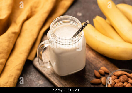 Bananen Smoothie protein Milchshake auf Holz serviert. Detailansicht, selektiver Fokus Stockfoto
