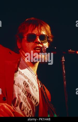Jocco Abendroth, deutscher Sänger, Gitarrist und Komponist, bei einem Konzert in Deutschland, 1983. Deutscher Sänger, Komponist und Gitarrist Jocco Abendroth in Deutschland, 1983. | Verwendung weltweit Stockfoto