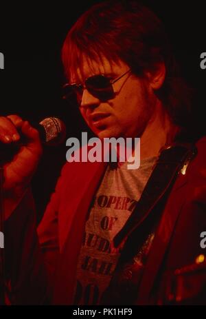 Jocco Abendroth, deutscher Sänger, Gitarrist und Komponist, bei einem Konzert in Deutschland, 1983. Deutscher Sänger, Komponist und Gitarrist Jocco Abendroth in Deutschland, 1983. | Verwendung weltweit Stockfoto