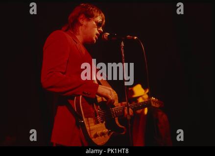 Jocco Abendroth, deutscher Sänger, Gitarrist und Komponist, bei einem Konzert in Deutschland, 1983. Deutscher Sänger, Komponist und Gitarrist Jocco Abendroth in Deutschland, 1983. | Verwendung weltweit Stockfoto