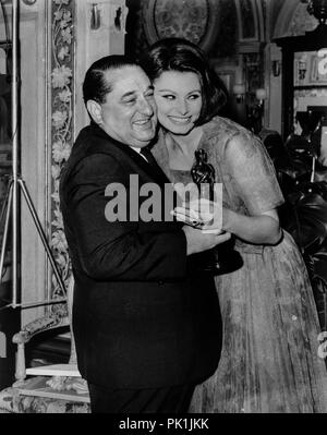 Joseph e. Levine, Sophia Loren, Oscar als beste Schauspielerin für den Film zwei Frauen, 60 s Stockfoto