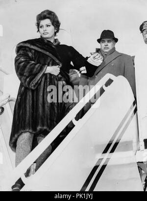 Sophia Loren mit Arm in Gips, Carlo Ponti, Flughafen, Rom 1961 Stockfoto