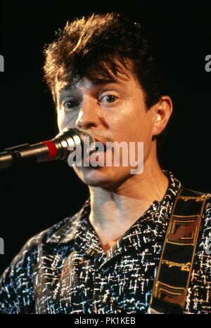 Günther Sigl, der Sänger der 'Spider Murphy Gang', bayerische Band bei einem Konzert in Memmingen, Deutschland 1985. Sänger Günther Sigl der Deutschen bayerische Band 'Spider Murphy Gang" bei Memmingen, Deutschland 1985 live. | Verwendung weltweit Stockfoto