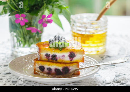 Gourmet Frühstück. French Toast gefüllt mit gesunden Frischkäse (Ricotta) und Blaubeeren mit Honig, frische Beeren und Minze Stockfoto