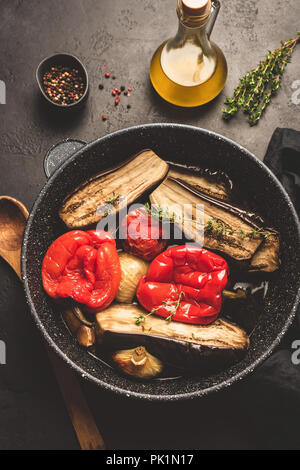 Ofen gerösteten Gemüse auf Pan. Gebratene Auberginen, rote Paprika, Zwiebel, Knoblauch und Tomaten. Gesunde vegetarische Nahrung. Ansicht von oben, getönten Bild Stockfoto