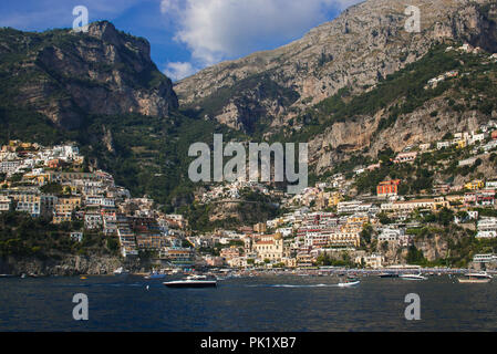 Schöne Sicht auf Positano Dorf an einem sonnigen Tag entlang der Amalfiküste in Italien Stockfoto