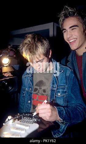 Busted (L-R): James Bourne, Charlie Simpson am 24.09.2002 in München. | Verwendung weltweit Stockfoto
