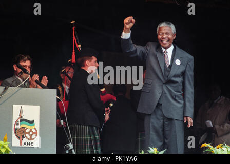 Nelson Mandela tanzen mit Mara Louw, erhält die Freiheit der Stadt, in Glasgow, Schottland, im Oktober 1993. Rex 220879 JSU. Stockfoto