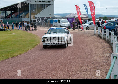 Die 1981 weißen Ford Escort MK 2 von John O'Kane Argyll Rally Dunoon 2018 nearside Beifahrerseite vorne links Blick auf die weissen Rallye Sport saloo vorbereitet Stockfoto