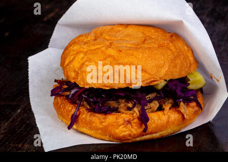 Burger mit zog Schweinefleisch und Kohl Stockfoto