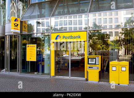 Frankfurt/Main, Deutschland - September 09, 2018: Postbank Büro Eingang mit Geldautomat und "Letter Box" wählen. Stockfoto