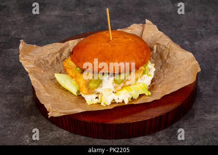 Burger mit Fisch und eingelegte Gurken Stockfoto