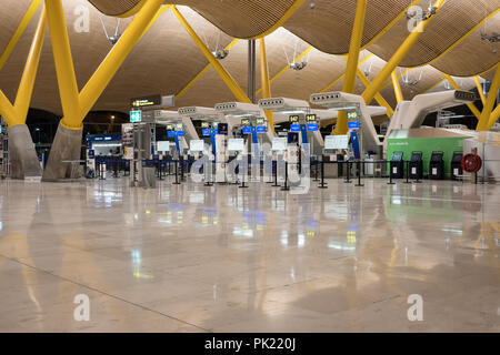 MADRID, Spanien - 21. Oktober 2017: In einem Terminal in Adolfo Suarez Flughafen Madrid Barajas entfernt. Stockfoto