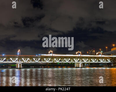 Lange Belichtung Bild eines Zuges auf einer Brücke über die Sumida River, Asakusa, Tokyo, Japan. Stockfoto