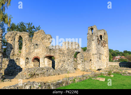 Ruinen des antiken mittelalterlichen Wolvesey Schloss (der alte Bischofspalast) in Winchester, Hampshire, Südengland, Großbritannien auf einem hellen, sonnigen Tag mit blauen Himmel Stockfoto