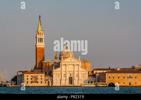 Dogenpalast und Markusplatz Basilika, Venice, Italien im Abendlicht. Stockfoto