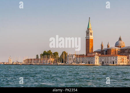 Dogenpalast und Markusplatz, Venedig, Italien, mit der darsena Crose yacht Marina vor. Stockfoto