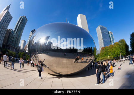 Besucher und Touristen fotografieren Cloud Gate, die Bohne, Sir Anish Kapoor, Skulptur im öffentlichen Raum, Millennium Park, Chicago, Illinois, USA Stockfoto