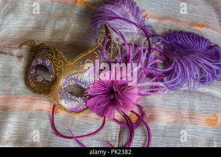 Gold und Purpur Venezianische Maske, mit Lila und Flieder Federn. Stockfoto