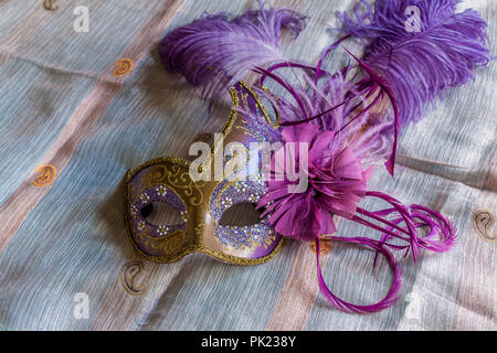 Gold und Purpur Venezianische Maske, mit Lila und Flieder Federn. Stockfoto