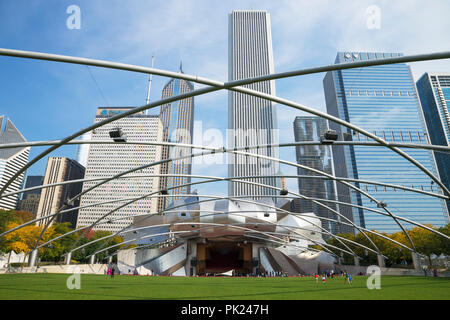 Die große Liegewiese, Gitter, Konzertmuschel und Jay Pritzker Pavilion, Millennium Park, Chicago, Illinois, USA Stockfoto