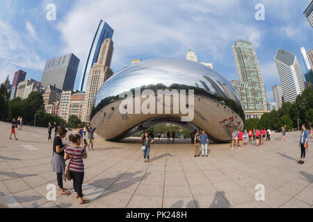 Besucher und Touristen fotografieren Cloud Gate, die Bohne, Sir Anish Kapoor, Skulptur im öffentlichen Raum, Millennium Park, Chicago, Illinois, USA Stockfoto