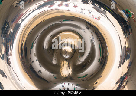 Besucher und Touristen fotografieren Cloud Gate, die Bohne, Sir Anish Kapoor, Skulptur im öffentlichen Raum, Millennium Park, Chicago, Illinois, USA Stockfoto