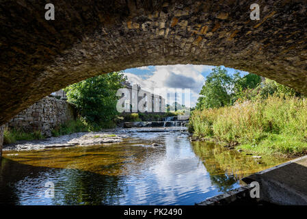 Anzeigen unter der Brücke über Gayle Beck, Gayle Dorf, Obere Wensleydale, Yorkshire Dales National Park, North Yorkshire, England, Großbritannien Stockfoto