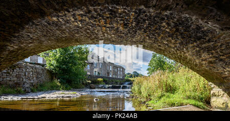 Anzeigen unter der Brücke über Gayle Beck, Gayle Dorf, Obere Wensleydale, Yorkshire Dales National Park, North Yorkshire, England, Großbritannien Stockfoto