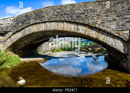 Anzeigen unter der Brücke über Gayle Beck, Gayle Dorf, Obere Wensleydale, Yorkshire Dales National Park, North Yorkshire, England, Großbritannien Stockfoto