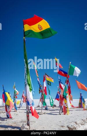 Bunte Fahnen aus aller Welt bei Uyuni Salzebenen, Bolivien, Südamerika Stockfoto