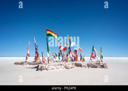 Bunte Fahnen aus aller Welt bei Uyuni Salzebenen, Bolivien, Südamerika Stockfoto