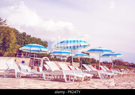 Sonnenschirme und Liegestühle auf der schönen europäischen Strand Stockfoto