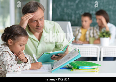 Portrait von Vater hilft seinem süßen kleinen Tochter Stockfoto